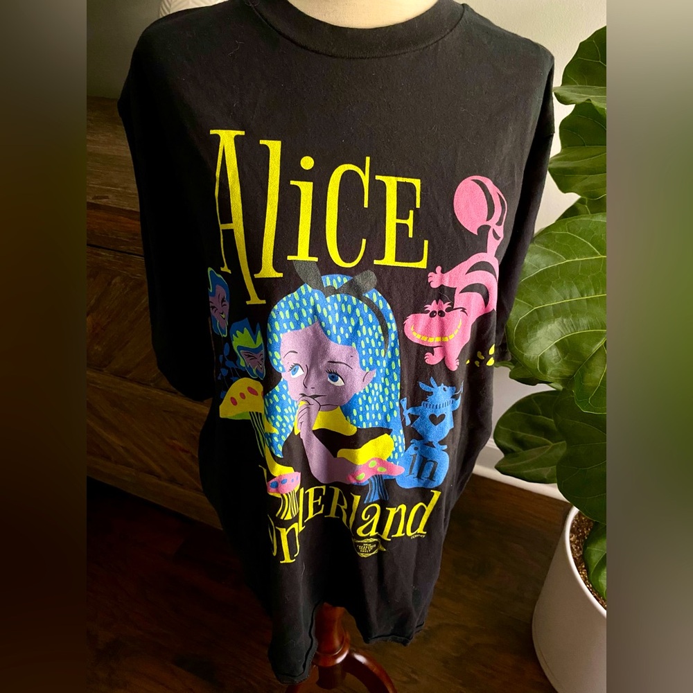 Disney Treasures from the Vault Alice in Wonderland T-shirt Adult XL